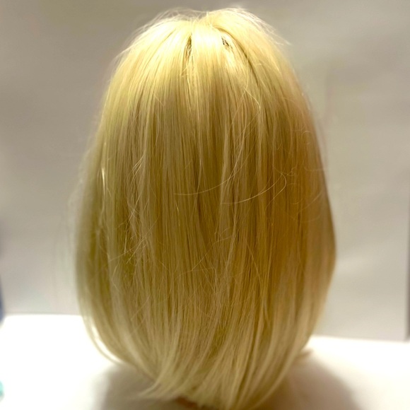 NWT Blonde Bob Wig with Bangs Synthetic Fibers Wig - Picture 6 of 8